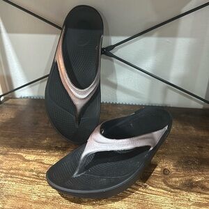 Oofos Original Recovery Sandal - Rose Gold - Size 9